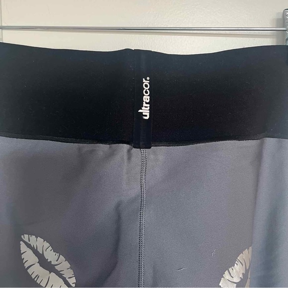 Ultracor “Makeout” Silver Kiss Print High Rise Leggings - Picture 4 of 4